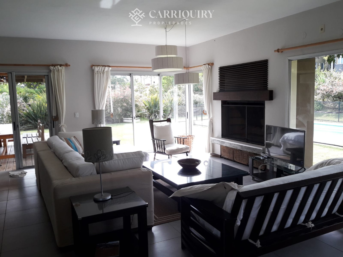 Casa ID.8126/Casa-en-alquiler-de-3-dormitorios-y-dependencia-de-servicio.-Montoya--La-Barra - Casa en alquiler en La Barra de 4 dormitorios