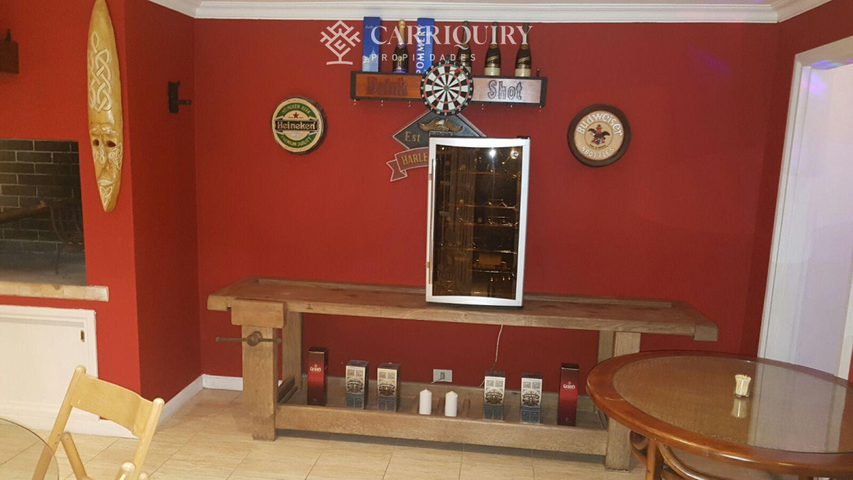 Casa ID.8076/Gran-chalet-tradicional,-3819-metros-de-Terreno-sobre-esquina,-9-suites-a-pocas-cuadras-del-Mar.- - Gran casa en venta, 6 dormitorios y 7 baños. Zona Cantegril - Punta del Este