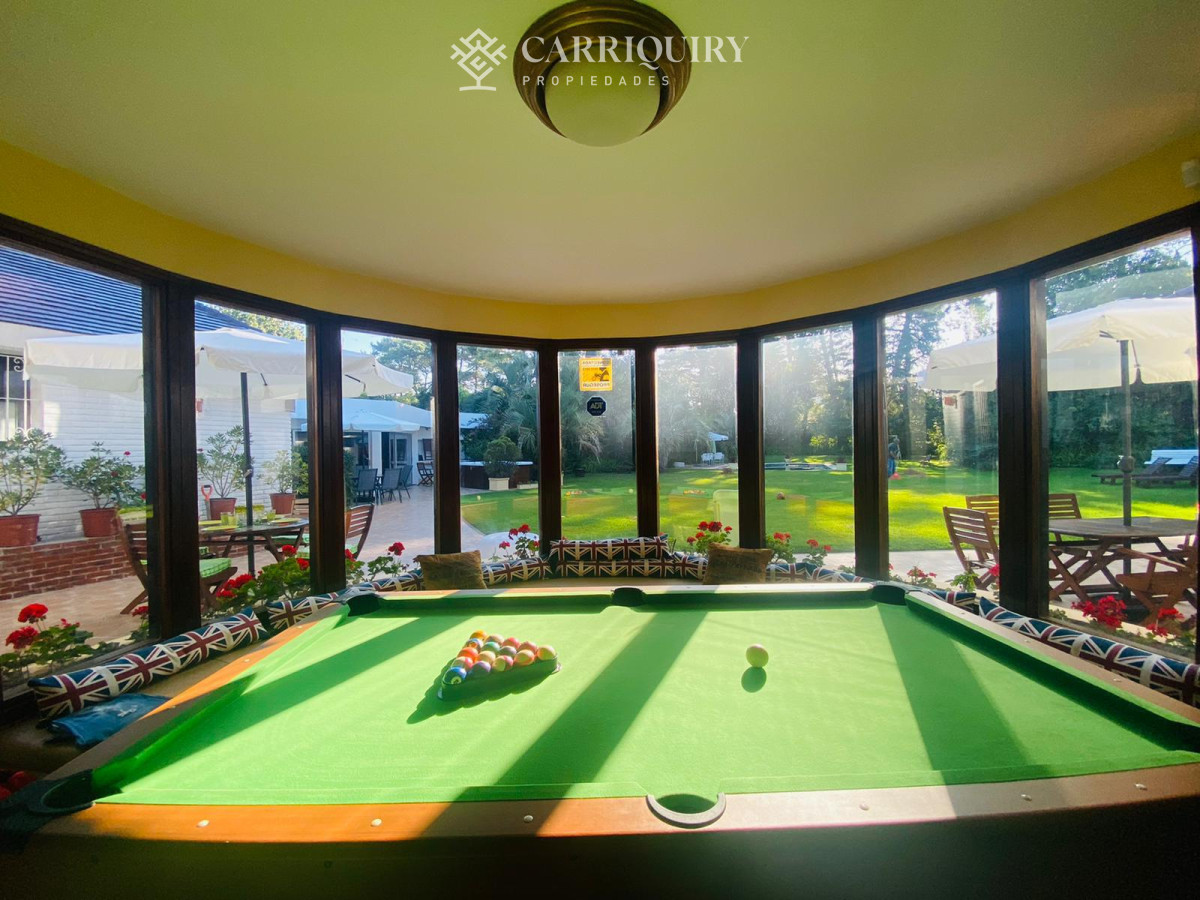 Casa ID.8076/Gran-chalet-tradicional,-3819-metros-de-Terreno-sobre-esquina,-9-suites-a-pocas-cuadras-del-Mar.- - Gran casa en venta, 6 dormitorios y 7 baños. Zona Cantegril - Punta del Este