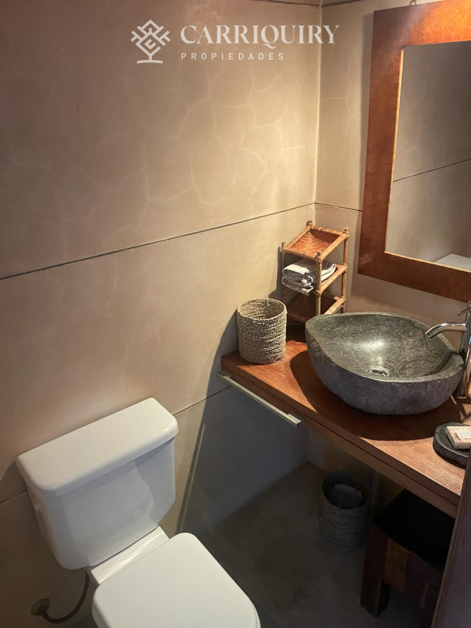 Casa ID.7921/Casa-frente-al-mar--Parada-41-Playa-Mansa-Terreno-de-1.100-m²-|-350-m²-edificados-|-6-dormitorios - Casa en Montoya