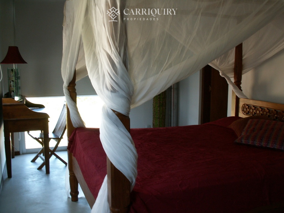 Casa ID.7921/Casa-frente-al-mar--Parada-41-Playa-Mansa-Terreno-de-1.100-m²-|-350-m²-edificados-|-6-dormitorios - Casa en Montoya