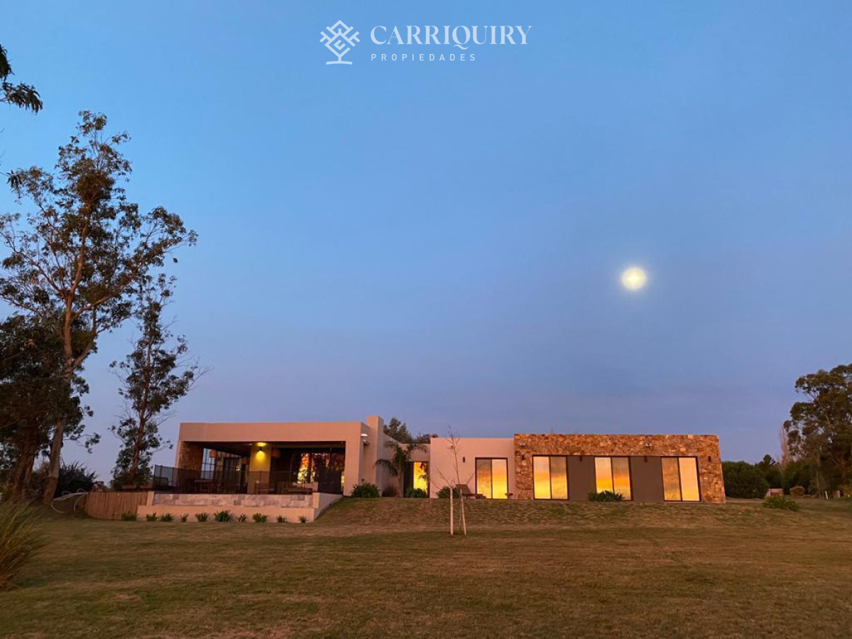 Casa ID.8107/Casa-en-alquiler-en-Manantiales,-4-dormitorios-y-2-baños - Alquiler de casa en Manantiales, Pueblo Mio. 4 dormitorios, 3 baños y pendencia de servicio con baño