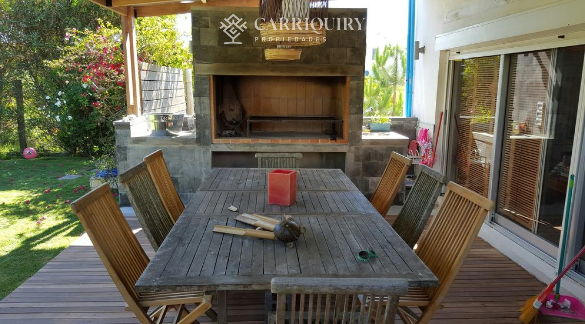 Casa ID.7921/Casa-frente-al-mar--Parada-41-Playa-Mansa-Terreno-de-1.100-m²-|-350-m²-edificados-|-6-dormitorios - Casa en Montoya