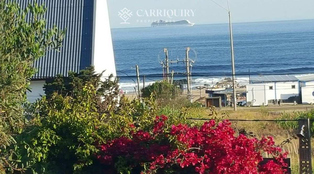 Casa ID.7921/Casa-frente-al-mar--Parada-41-Playa-Mansa-Terreno-de-1.100-m²-|-350-m²-edificados-|-6-dormitorios - Casa en Montoya