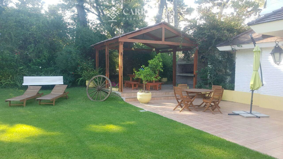 Casa ID.8076/Gran-chalet-tradicional,-3819-metros-de-Terreno-sobre-esquina,-9-suites-a-pocas-cuadras-del-Mar.- - Gran casa en venta, 6 dormitorios y 7 baños. Zona Cantegril - Punta del Este