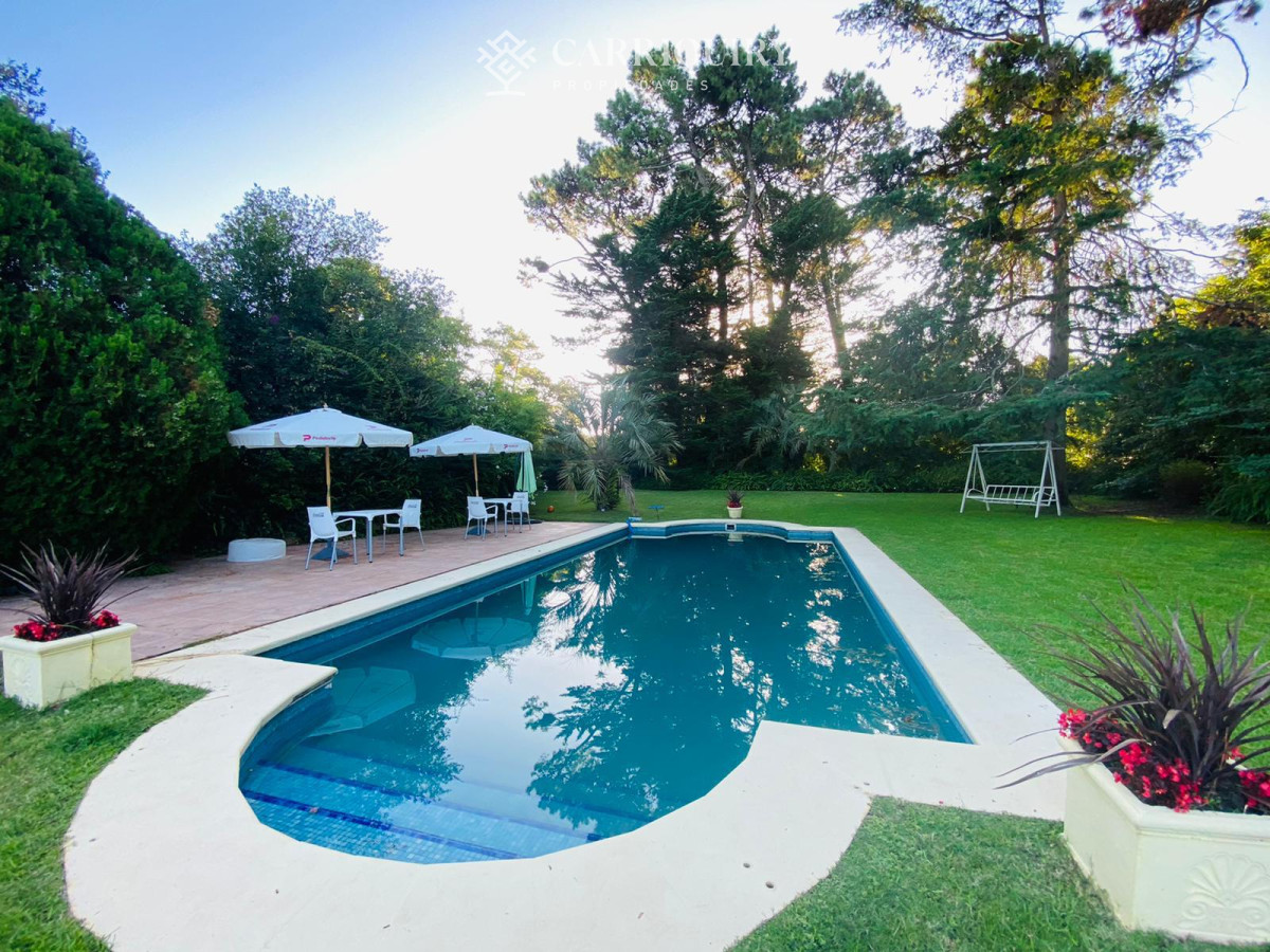 Casa ID.8076/Gran-chalet-tradicional,-3819-metros-de-Terreno-sobre-esquina,-9-suites-a-pocas-cuadras-del-Mar.- - Gran casa en venta, 6 dormitorios y 7 baños. Zona Cantegril - Punta del Este