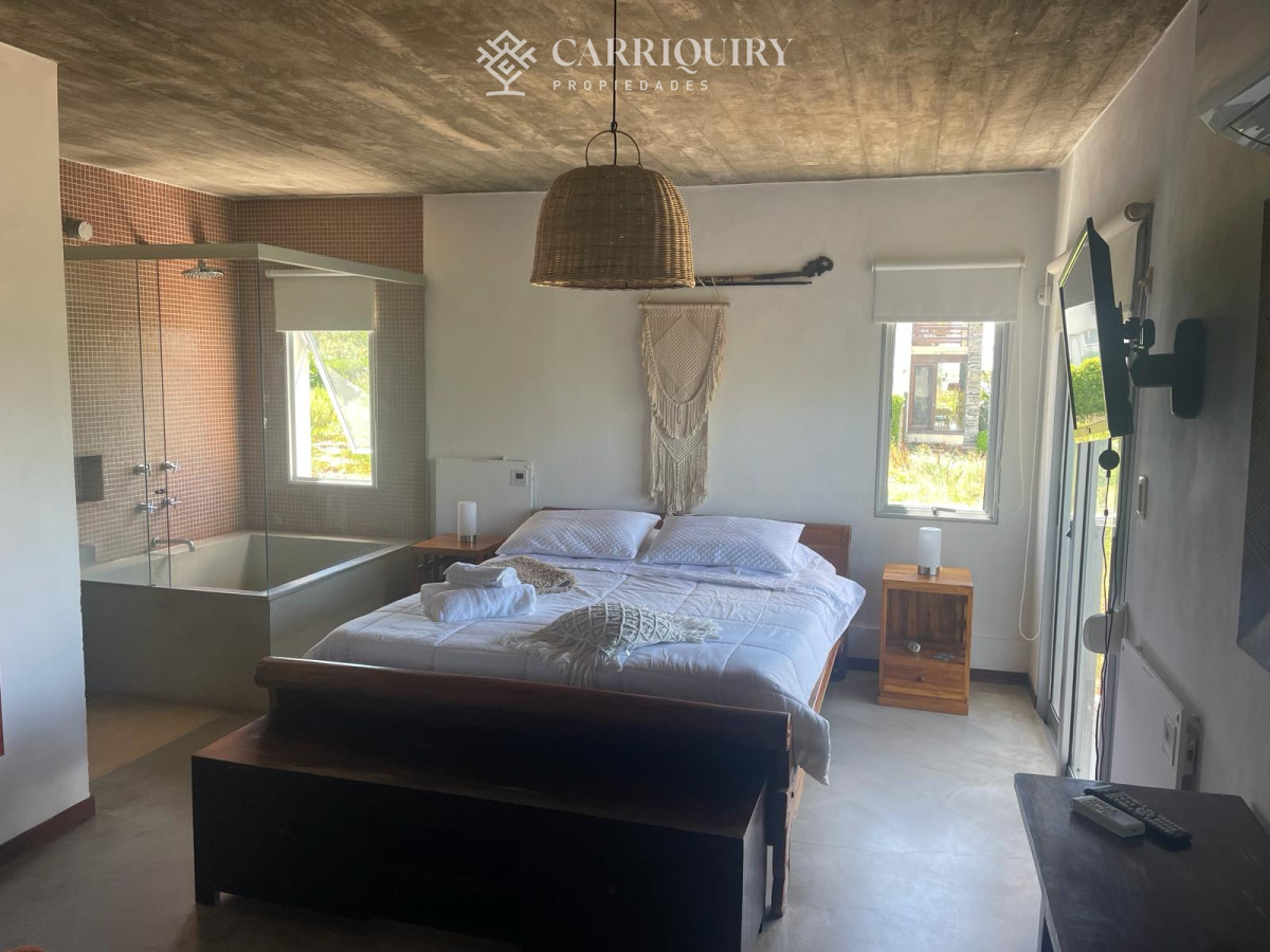 Casa ID.7921/Casa-frente-al-mar--Parada-41-Playa-Mansa-Terreno-de-1.100-m²-|-350-m²-edificados-|-6-dormitorios - Casa en Montoya