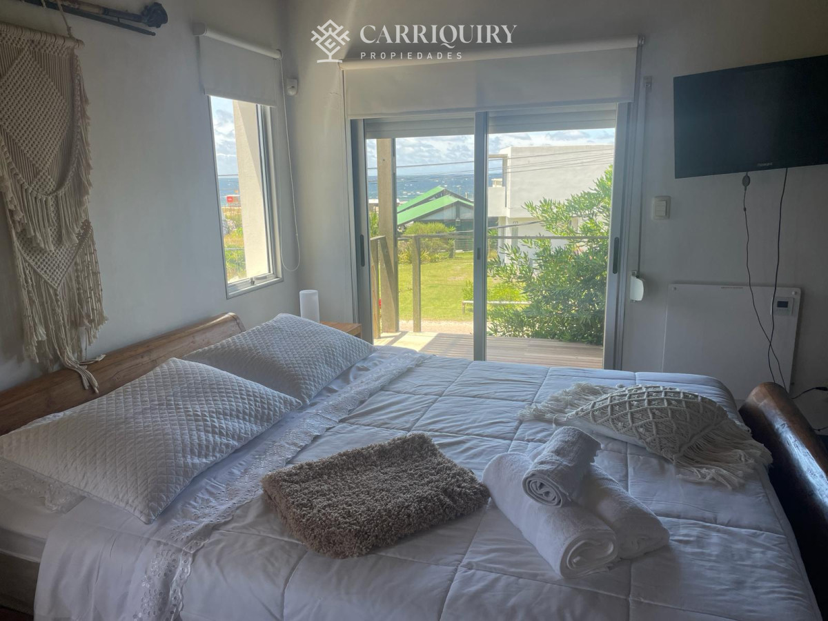 Casa ID.7921/Casa-frente-al-mar--Parada-41-Playa-Mansa-Terreno-de-1.100-m²-|-350-m²-edificados-|-6-dormitorios - Casa en Montoya