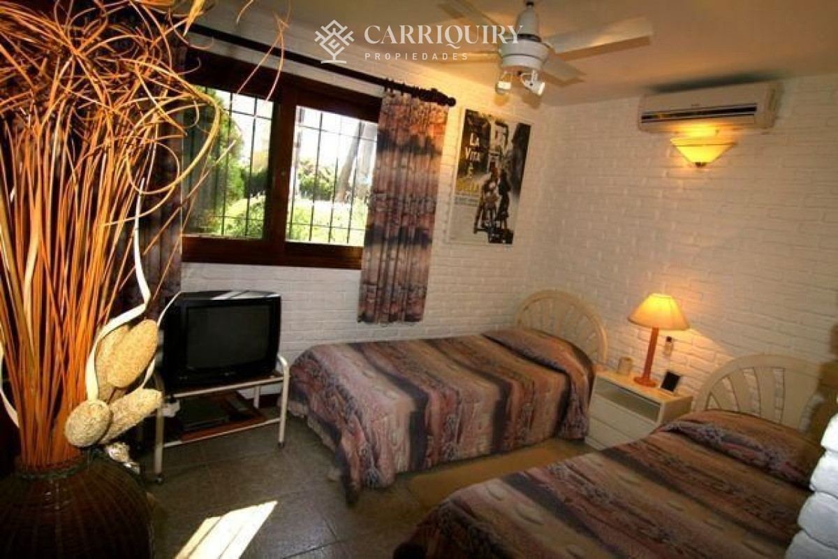 Casa ID.4077/Punta-del-Este,-gran-residencia-en-mansa,-6-dormitorios-y-piscina-climatizada. - Casa en venta Playa Mansa 4 dormitorios
