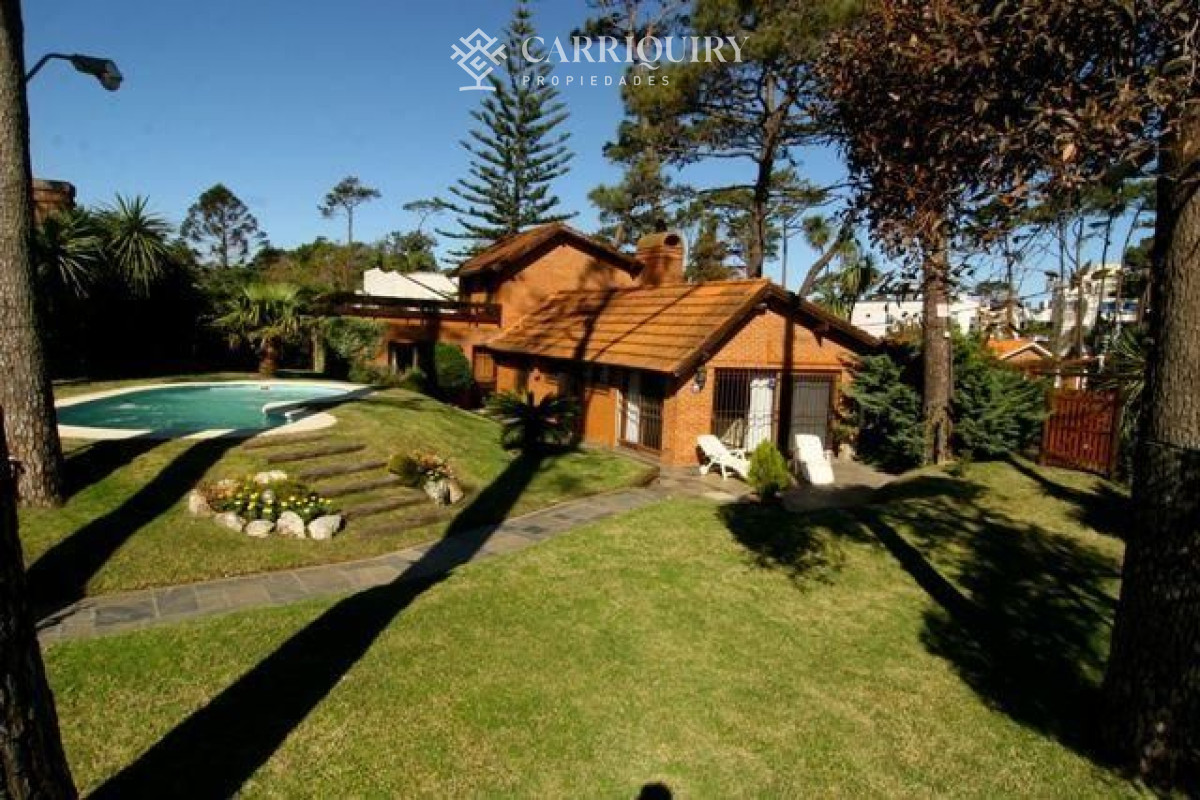 Casa ID.4077/Punta-del-Este,-gran-residencia-en-mansa,-6-dormitorios-y-piscina-climatizada. - Casa en venta Playa Mansa 4 dormitorios