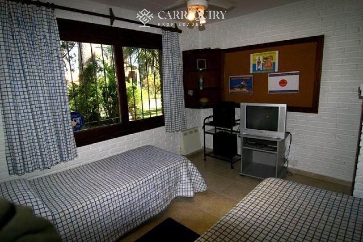 Casa ID.4077/Punta-del-Este,-gran-residencia-en-mansa,-6-dormitorios-y-piscina-climatizada. - Casa en venta Playa Mansa 4 dormitorios