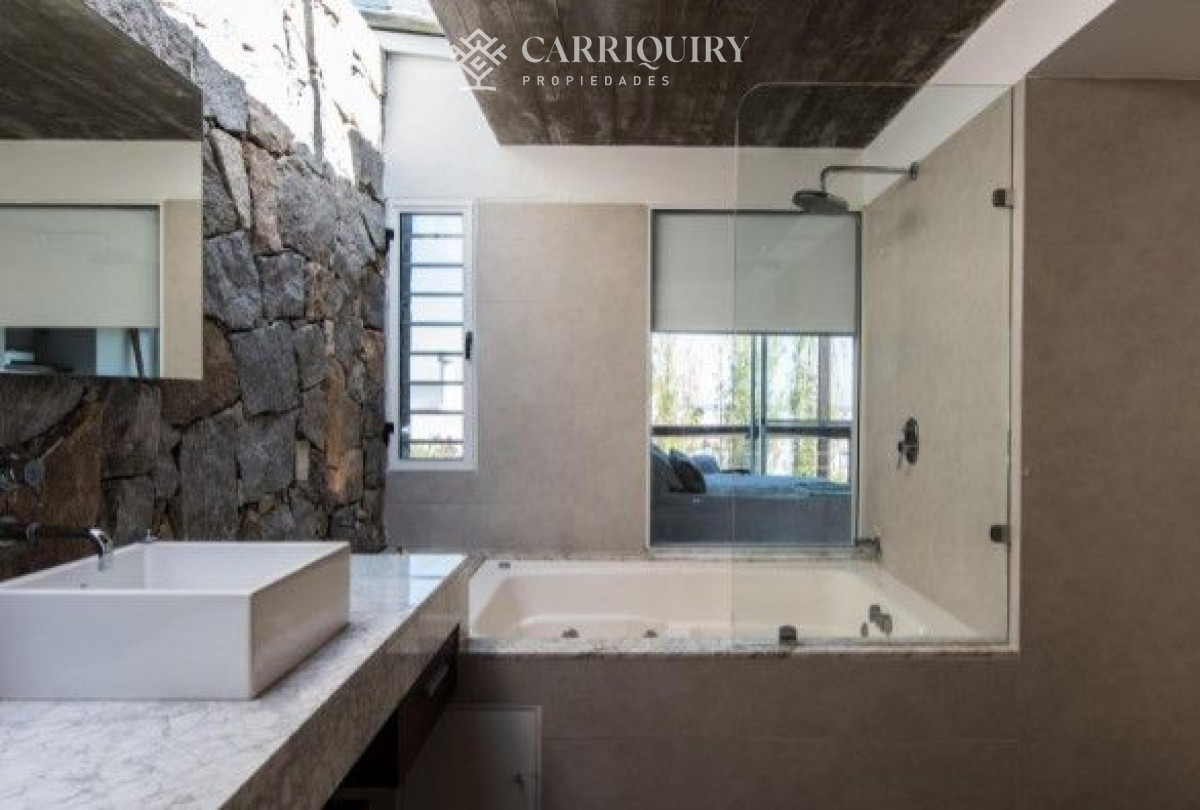 Casa ID.4237/Excelente-propiedad-de-3-dormitorios-a-pocos-metros-del-mar-en-Montoya - Casa en venta 5 dormitorios