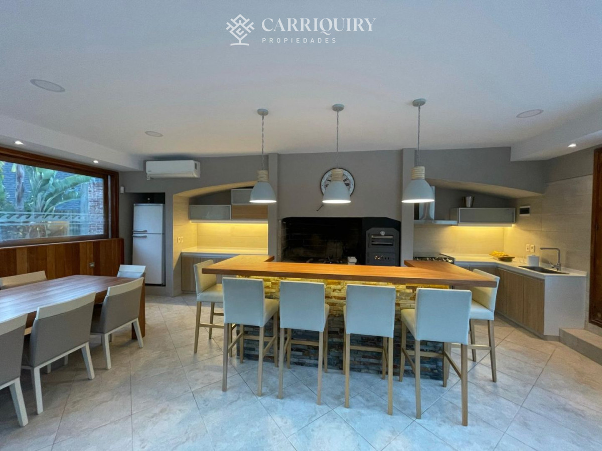 Casa ID.4259/Casa-en-venta-Montoya-6-dormitorios - Casa en venta Lugano 5 dormitorios