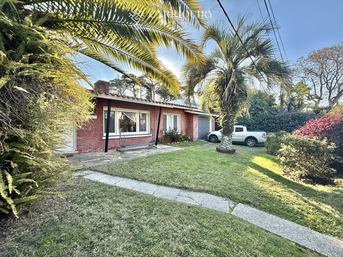 Casa ID.9087 - OPORTUNIDAD CASA EN PLAYA MANSA EN 4 DORMITORIOS ZONA CON POTENCIAL COMERCIAL