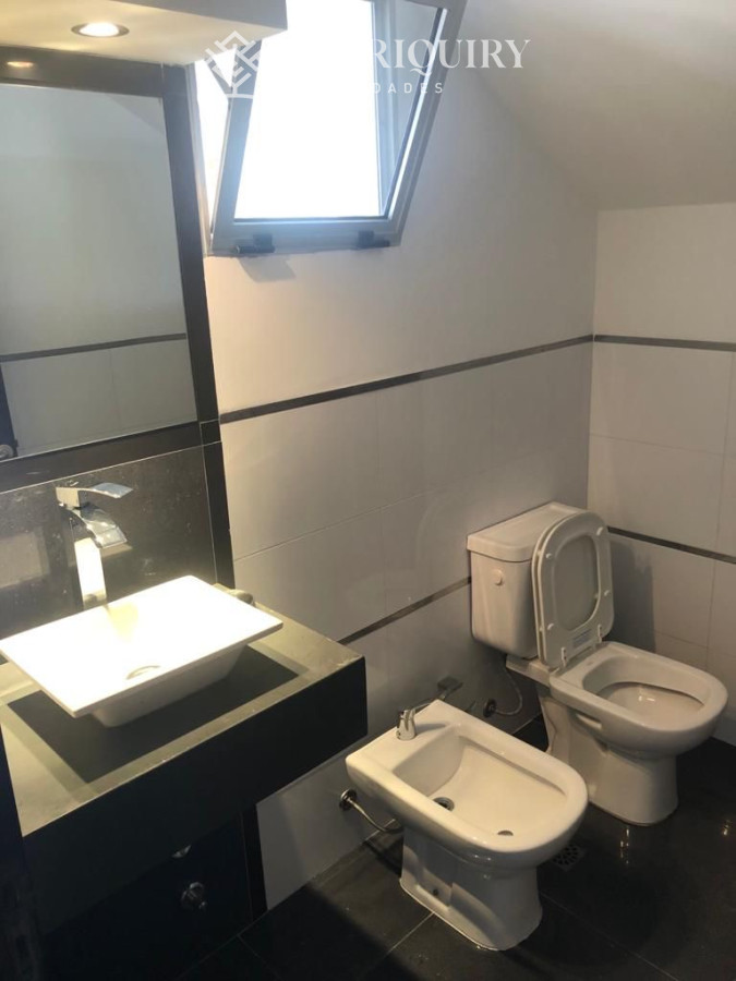 Casa ID.8111/Casa-de-tres-dormitorios-a-metros-del-mar-en-Manantiales-con-piscina-y-parrillero. - Alquiler de casa en manantiales de 3 dormitorios y 2 baños. Piscina y parrillero