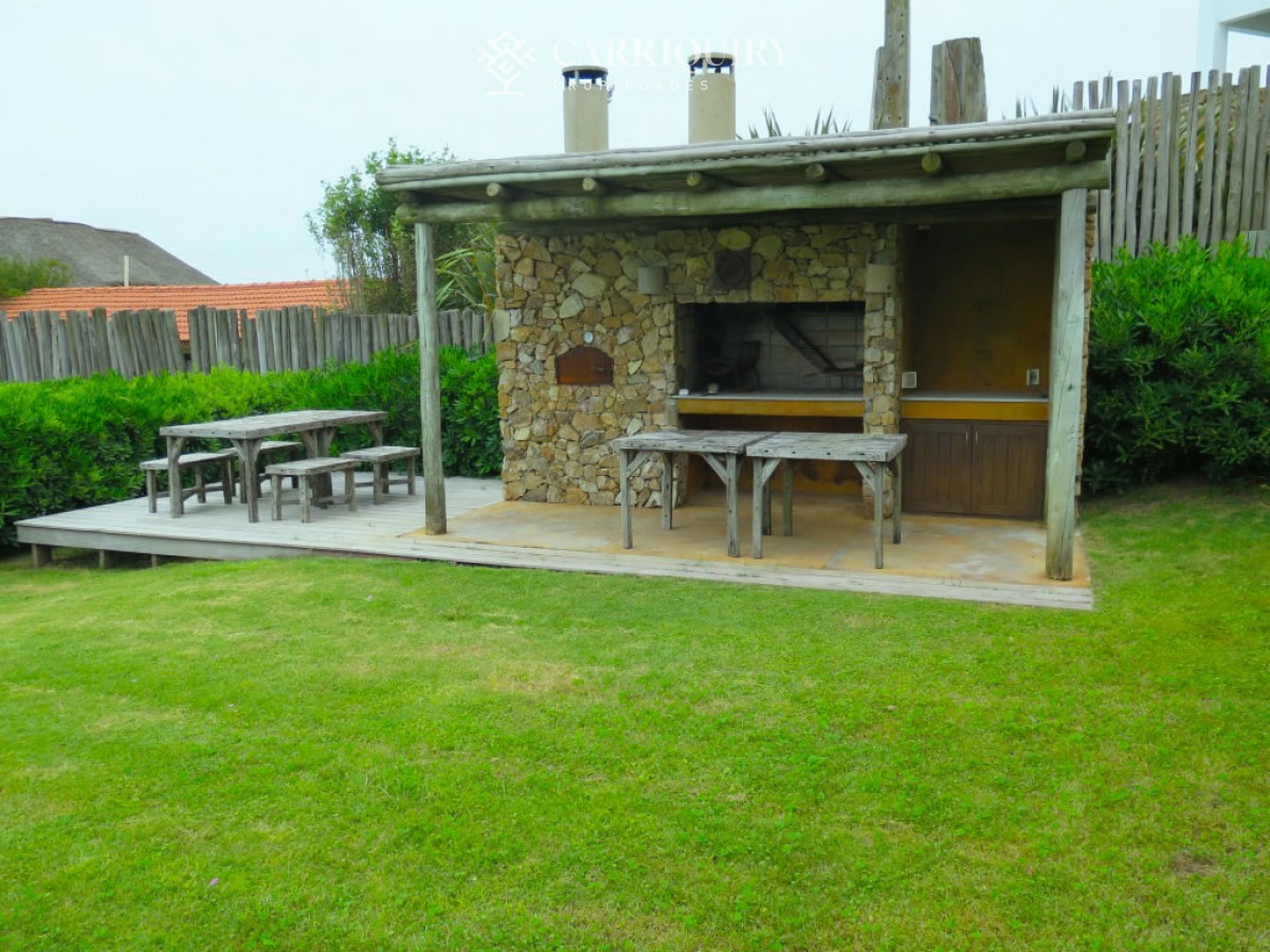 Casa ID.8025/INCREIBE-UBICACION-A-METROS-DE-PLAYA-MANSA-CASA-EN-VENTA-DE-6-DORMITORIOS- - Casa en Alquiler en Manantiales - El Chorro, 2 dormitorios en suite