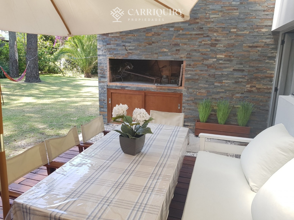 Casa ID.5502 - SE VENDE MODERNA CASA 3 DORMITORIOS EN CORAZON DE SAN RAFAEL