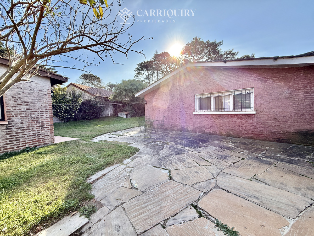 Casa ID.9087 - OPORTUNIDAD CASA EN PLAYA MANSA EN 4 DORMITORIOS ZONA CON POTENCIAL COMERCIAL