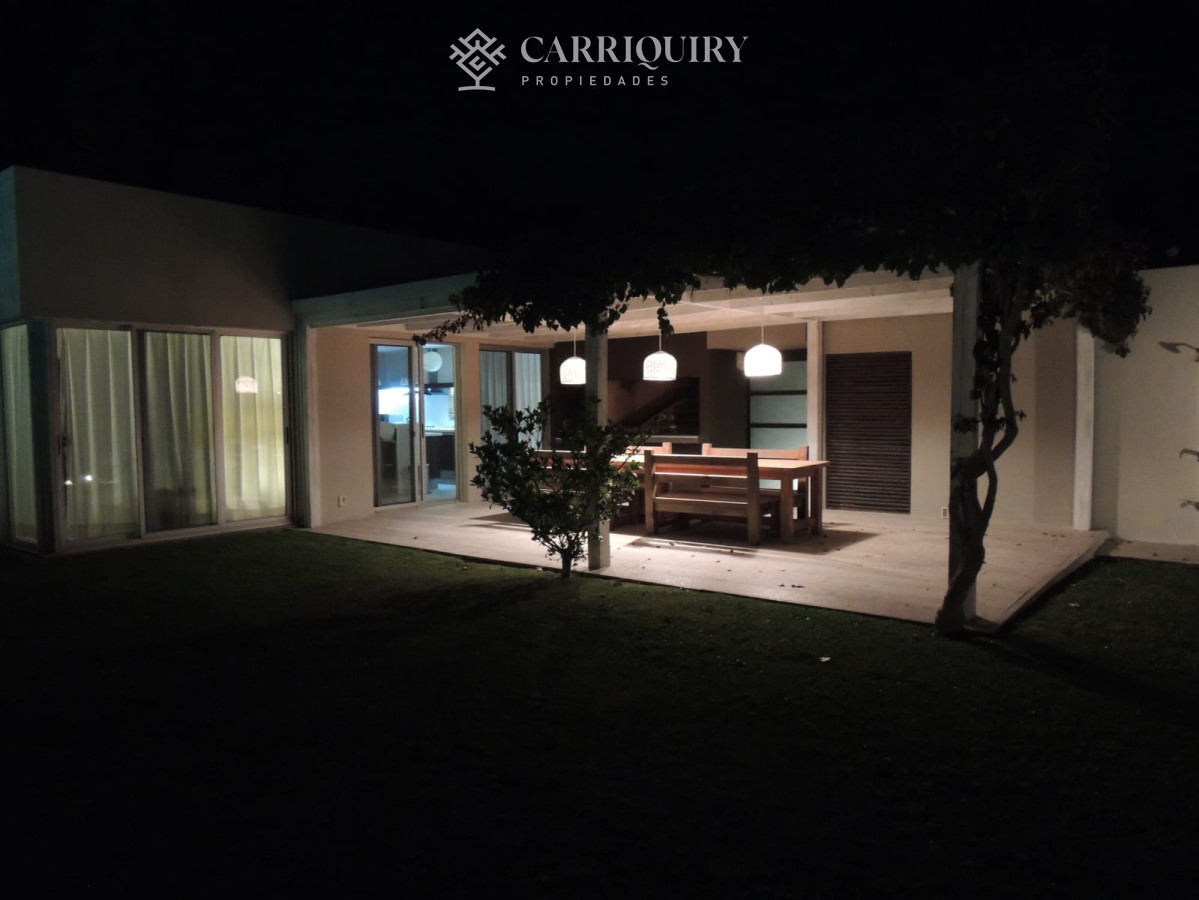 Casa ID.8126/Casa-en-alquiler-de-3-dormitorios-y-dependencia-de-servicio.-Montoya--La-Barra - Casa en alquiler en La Barra de 4 dormitorios