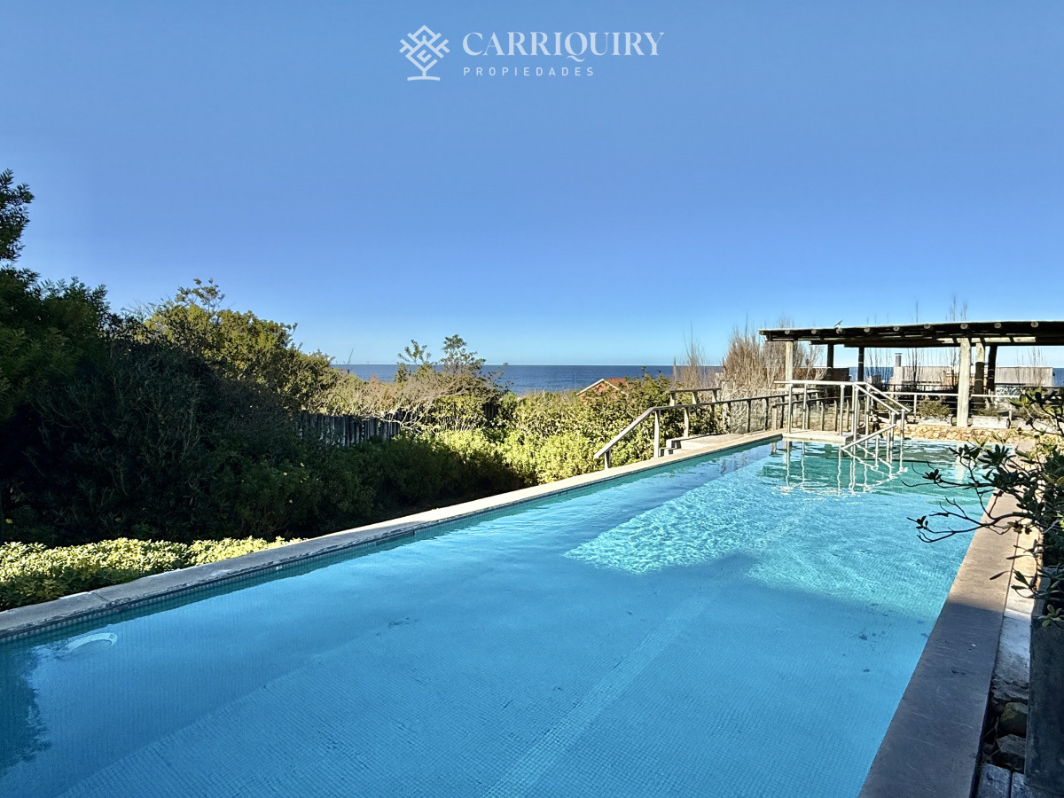 Casa ID.9058/Oportunidad-en-venta-a-estrenar-a-300-mtrs-del-Mar-En-La-Barra-- - Casa Principal con 3 dormitorios, Pisicina, Gimnasio y vista al mar en Mannatiales - El Chorro