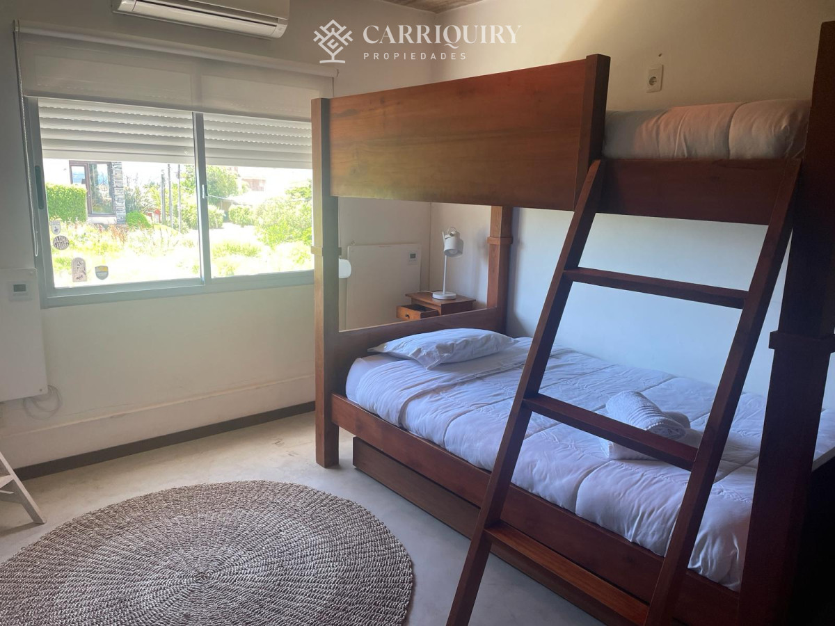 Casa ID.7921/Casa-frente-al-mar--Parada-41-Playa-Mansa-Terreno-de-1.100-m²-|-350-m²-edificados-|-6-dormitorios - Casa en Montoya