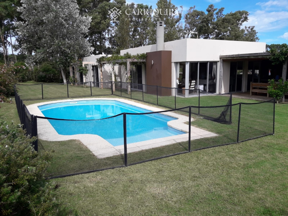 Casa ID.8126/Casa-en-alquiler-de-3-dormitorios-y-dependencia-de-servicio.-Montoya--La-Barra - Casa en alquiler en La Barra de 4 dormitorios