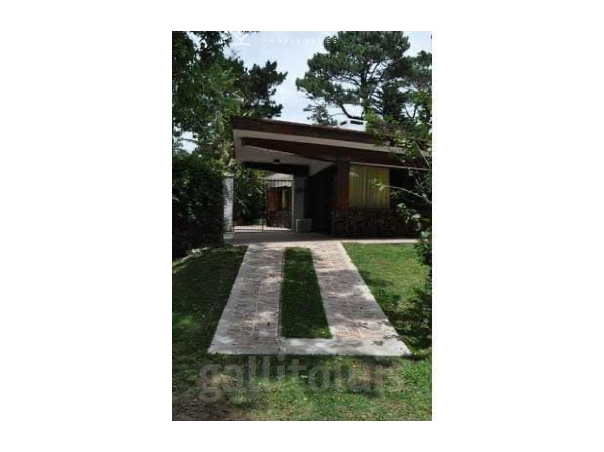 Casa ID.9240/Cómodos-ambientes,-propiedad-ideal-para-vacacionar. -  En la Mansa a solo 3 cuadras del mar .