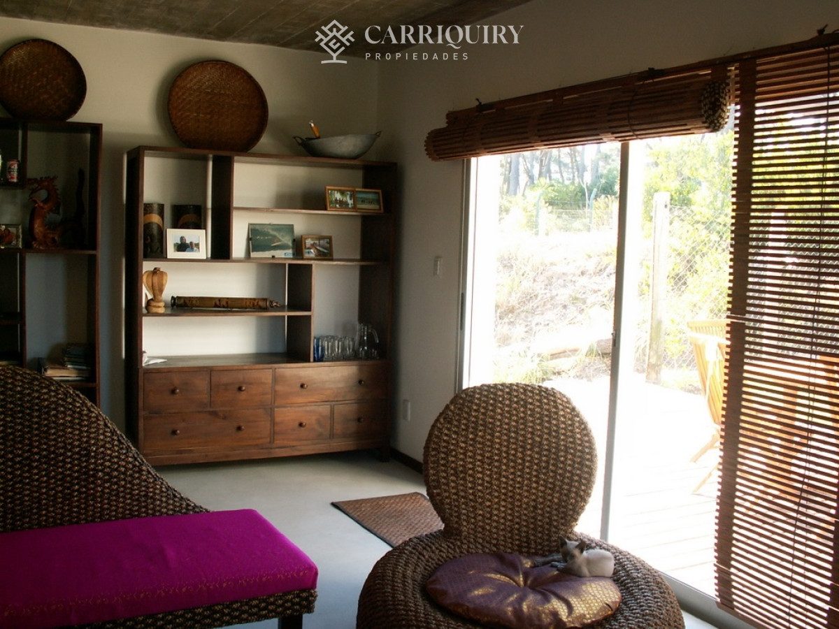 Casa ID.7921/Casa-frente-al-mar--Parada-41-Playa-Mansa-Terreno-de-1.100-m²-|-350-m²-edificados-|-6-dormitorios - Casa en Montoya