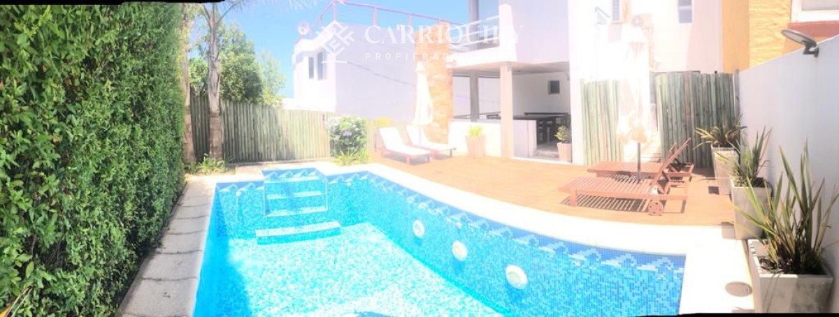 Casa ID.8111/Casa-de-tres-dormitorios-a-metros-del-mar-en-Manantiales-con-piscina-y-parrillero. - Alquiler de casa en manantiales de 3 dormitorios y 2 baños. Piscina y parrillero