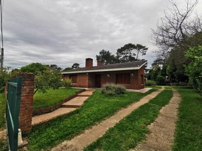 Venta de casa principal + pequeña casa en amplio predio, en zona Jardines de Cordoba