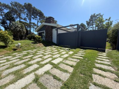 Alquiler anual amplia casa 3 dormitorios excelente ubicacion Jardines de Còrdoba