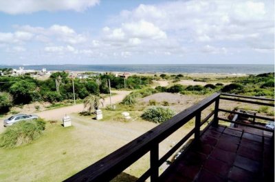 CASA EN VENTA 4 DORMITORIOS PUNTA BALLENA VISTA AL MAR