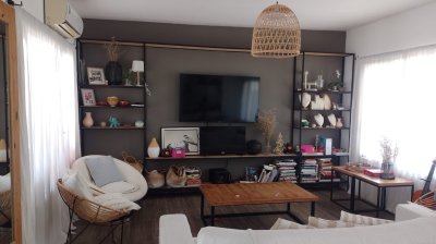 Casa en alquiler anual en barrio LA RESIDENCE - Punta del este. Cuenta con 3 tormitorios y 2 baños