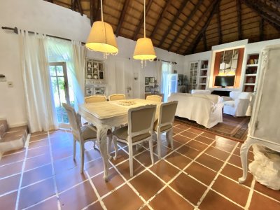 Venta de  casa en Pinares, cuenta con 4 dormitorios. Pinares, Punta del Este