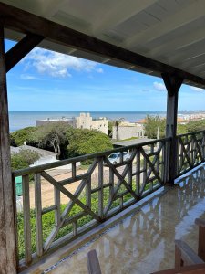 Casa de 4 doritorios y servicio. Pisicina. Ubicada en Punta piedra de la ruta al mar