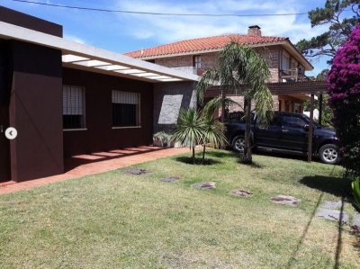Casa 3 dormitorios en alquiler temporario Playa Mansa 