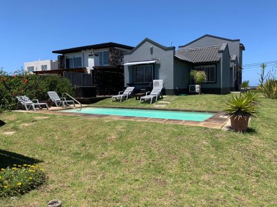 Casa en venta frente al mar, 3 dormitorios y piscina. Punta Piedra - Manantiales