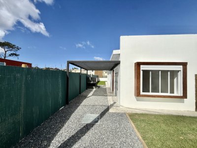  CASA EN VENTA — en Altos de la Laguna, Maldonado 