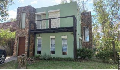 CASA PIEDRA EN VENTA A METROS DEL MAR 