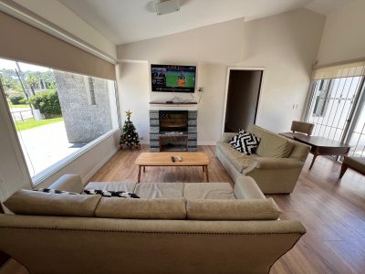 Casa en Alquiler en Jardines de Córdoba. 6 dormitorios y piscina climatizada