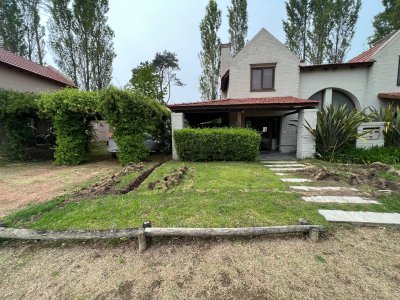 OPORTUNIDAD !!! Casa en venta de 2 dormitorios en Parque Pinares - Punta del Este