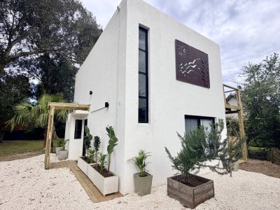 OPORTUNIDAD CASA A REFACCIONAR 3 DORMTORIOS EN LA BARRA, EL TESORO EXCELENTE UBICACION