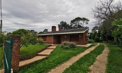 Venta de casa principal + pequeña casa en amplio predio, en zona Jardines de Cordoba