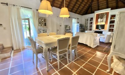 Venta de  casa en Pinares, cuenta con 4 dormitorios. Pinares, Punta del Este
