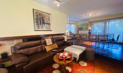 Gran casa en venta, 6 dormitorios y 7 baños. Zona Cantegril - Punta del Este