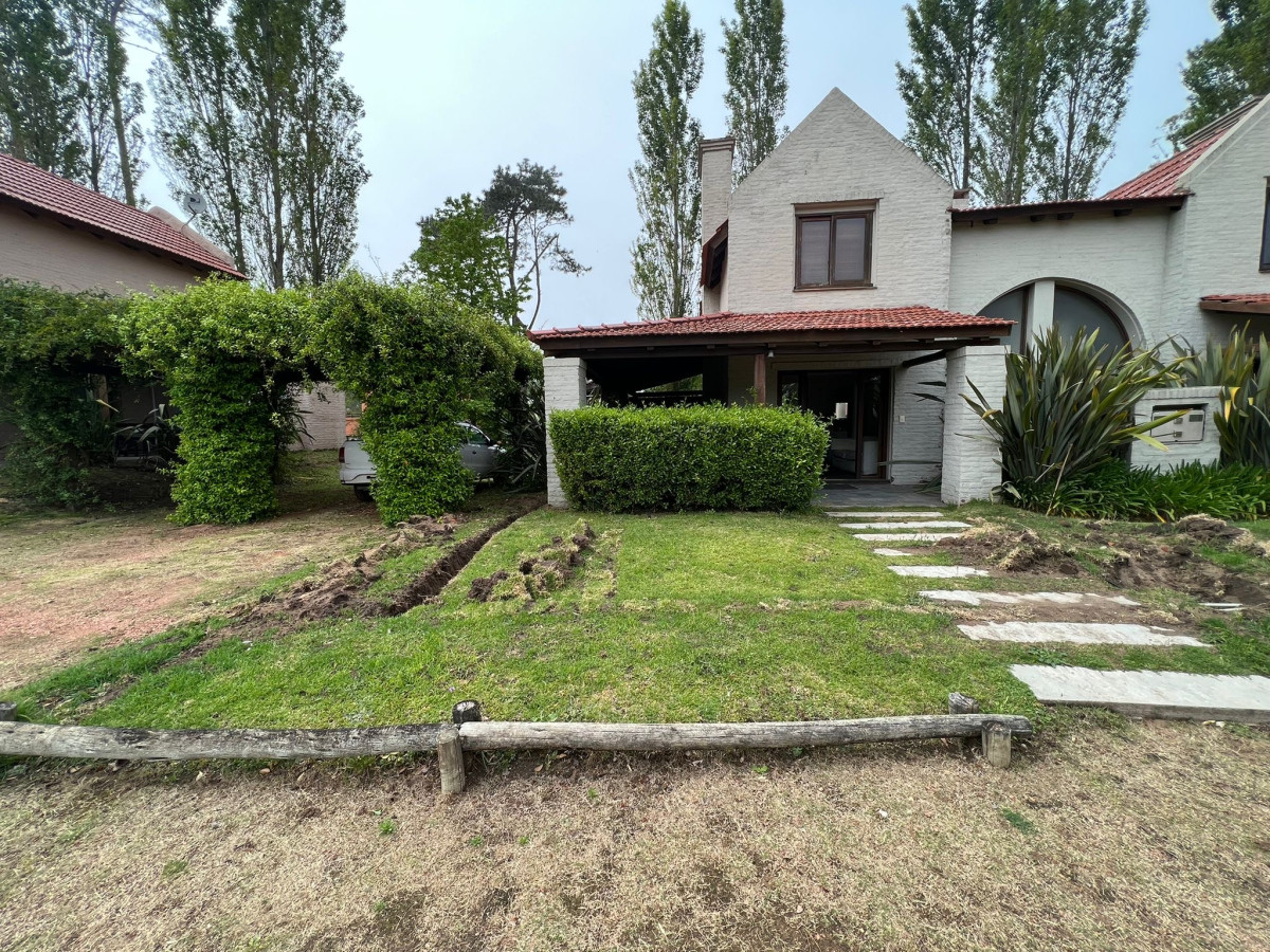 OPORTUNIDAD !!! Casa en venta de 2 dormitorios en Parque Pinares - Punta del Este