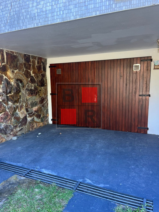 Apartamento ID.896 - VENTA PH renovado con hermoso fondo con parrillero. 