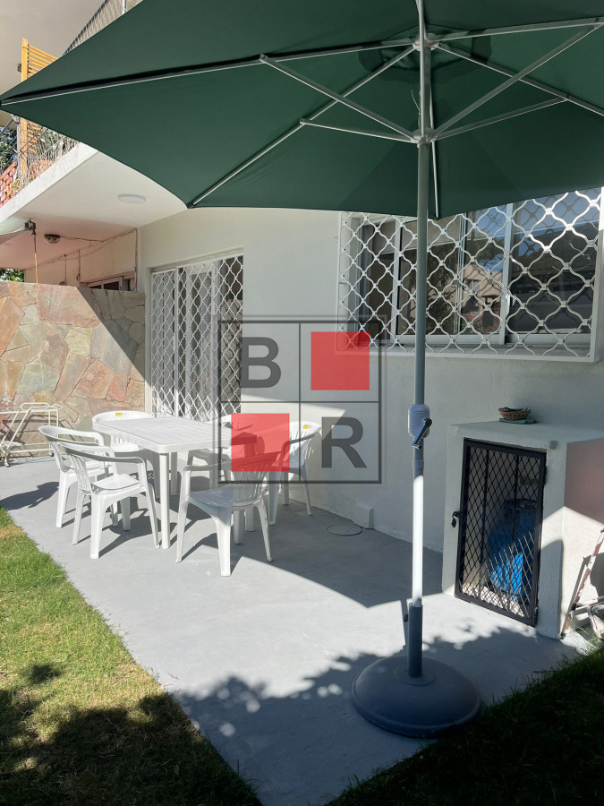 Apartamento ID.896 - VENTA PH renovado con hermoso fondo con parrillero. 