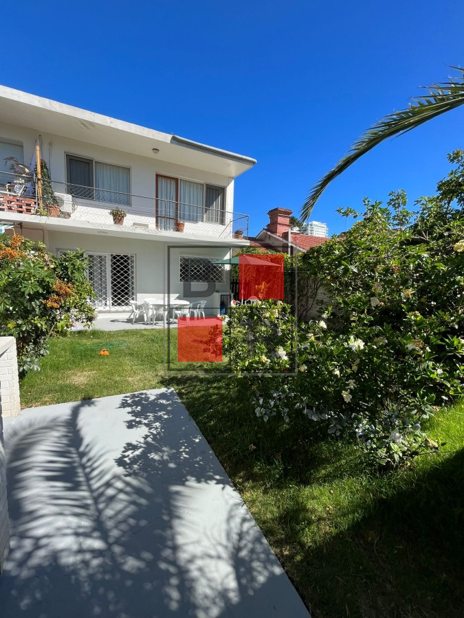 Apartamento ID.896 - VENTA PH renovado con hermoso fondo con parrillero. 