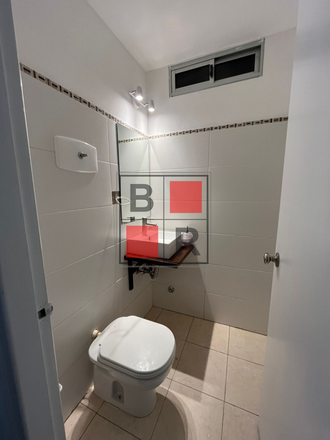 Apartamento ID.896 - VENTA PH renovado con hermoso fondo con parrillero. 
